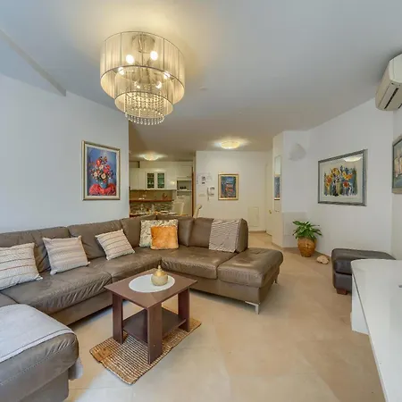 Апартаменти Comfortable Obad, 4 Min Walk To Znjan