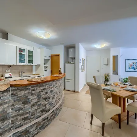Comfortable Obad, 4 Min Walk To Znjan Апартаменти