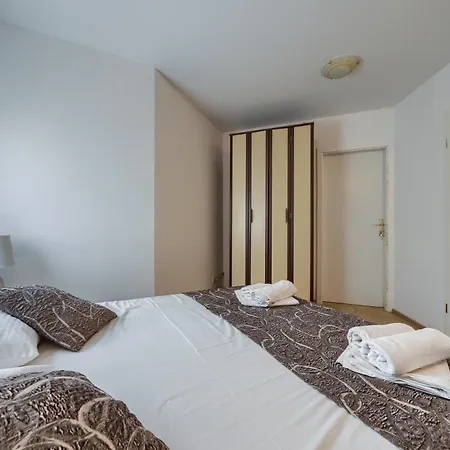 Comfortable Obad, 4 Min Walk To Znjan 公寓 *