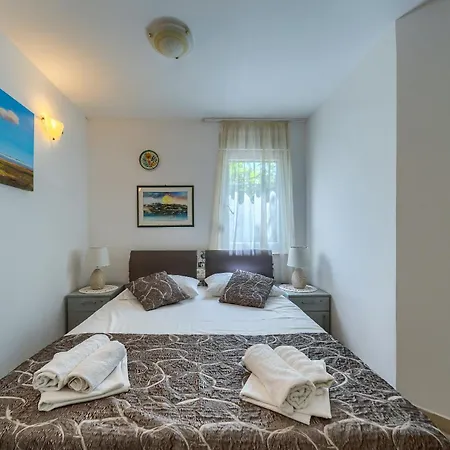 Comfortable Obad, 4 Min Walk To Znjan Apartment