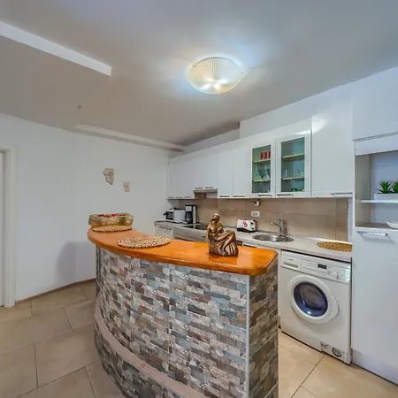 Comfortable Obad, 4 Min Walk To Znjan Apartment Split