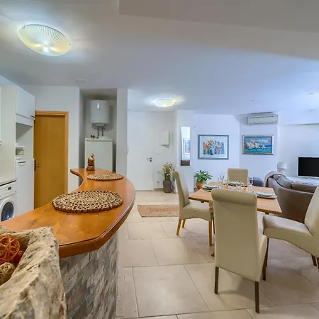 Apartment Comfortable Obad, 4 Min Walk To Znjan *
