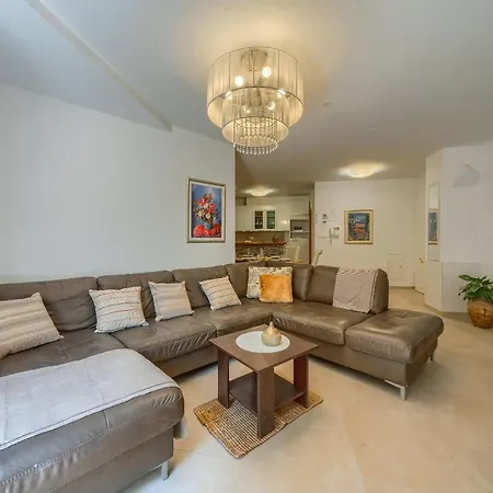 Apartment Comfortable Obad, 4 Min Walk To Znjan