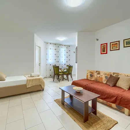 Comfortable Obad, 4 Min Walk To Znjan Apartment